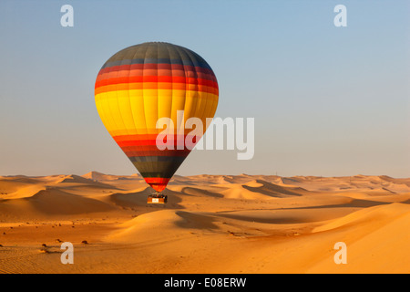 Per volare sopra il deserto di Dubai con una mongolfiera Foto Stock