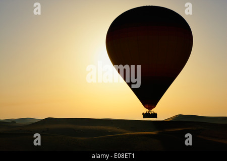 Per volare sopra il deserto di Dubai con una mongolfiera Foto Stock