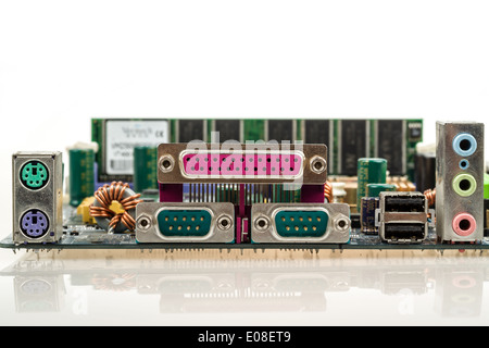 Close up della scheda madre del computer, vista posteriore dei connettori Foto Stock