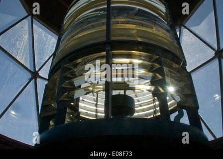 Le lenti di vetro e luce nel faro, teste di Manukau faro, Awhitu Penisola, Auckland, Nuova Zelanda Foto Stock