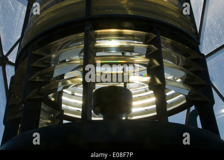 Le lenti di vetro e luce nel faro, teste di Manukau faro, Awhitu Penisola, Auckland, Nuova Zelanda Foto Stock