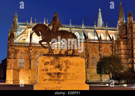 Portogallo: vista notturna della statua di Nuno Alvaro Pereira davanti al Monastero di Santa Maria da Vitoria Foto Stock