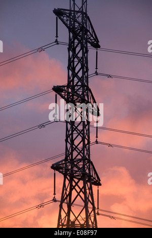 Di rosso le nuvole al tramonto dietro il pilone di potenza, Belmont Parco Regionale, Wellington, Nuova Zelanda Foto Stock