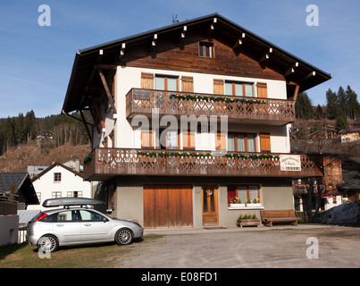 Noleggio sci Chalet nel centro del grazioso villaggio di sci di Les Gets. Foto Stock