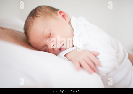 Neonato dormire serenamente Foto Stock
