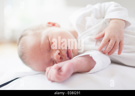 Neonato dormire serenamente Foto Stock