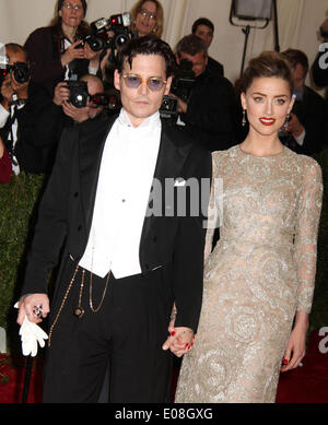 New York, New York, Stati Uniti d'America. Il 5 maggio, 2014. JOHNNY DEPP e ambra sentita frequentare il 2014 Istituto Costume beneficio Gala di apertura di 'Charles James: oltre la moda e la nuova Anna Wintour Centro Costume" tenutasi presso il Metropolitan Museum of Art. © Nancy Kaszerman/ZUMAPRESS.com/Alamy Live News Foto Stock