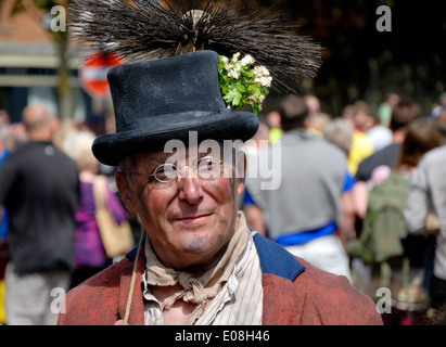 Spazza Festival, Rochester, Kent, 5 maggio 2014. Il festival tradizionale, rivive in 1981. Sweep in strada alta. Foto Stock