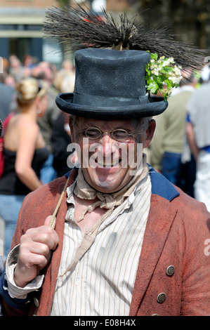 Spazza Festival, Rochester, Kent, 5 maggio 2014. Il festival tradizionale, rivive in 1981. Sweep in strada alta. Foto Stock