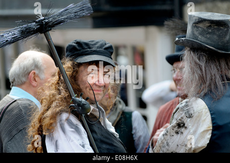 Spazza Festival, Rochester, Kent, 5 maggio 2014. Il festival tradizionale, rivive in 1981. Donna vestita come una scansione Foto Stock