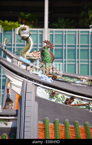 Draghi sul tetto sulla Thian Hock Keng Temple su Telok Ayer Street. Singapore. Foto Stock