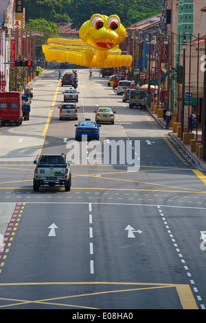 Un modello gigante serpenti che celebra l'anno cinese del serpente appeso sopra il South Bridge Road, Singapore. Foto Stock