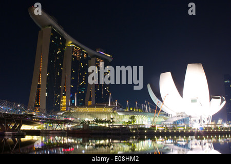 La doppia elica Bridge, Marina Bay Sands e l'arte del Museo della Scienza di Marina Bay prima dell'alba, Singapore. Foto Stock