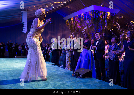 Il Presidente Usa Barack Obama, Presidente François Hollande della Francia, la First Lady Michelle Obama e gli ospiti possono guardare performer Mary J. Blige durante la cena di Stato per Presidente Hollande sulla South Lawn della Casa Bianca Febbraio 11, 2014 a Washington, DC. Foto Stock