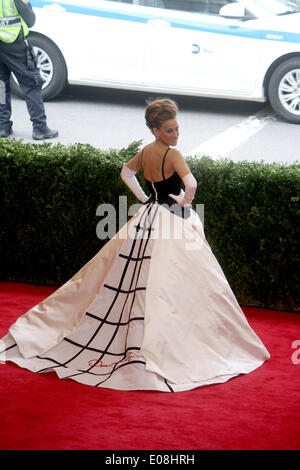 New York, Stati Uniti d'America. 05 Maggio, 2014. American attrice Sarah Jessica Parker arriva alla Anna Wintour Centro Costume di gala al Metropolitan Museum of Art di New York, Stati Uniti d'America, 05 maggio 2014. Foto: CHRISTINA HORSTEN/dpa NESSUN SERVIZIO DI FILO/dpa/Alamy Live News © dpa picture alliance/Alamy Live News Foto Stock