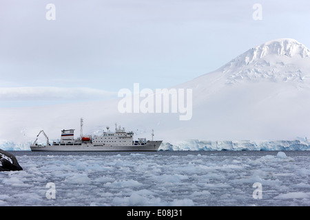 Akademik sergey vavilov ricerca russo nave a Port Lockroy come insolente mare la formazione di ghiaccio chiusura invernale in Antartide Foto Stock