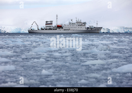 Akademik sergey vavilov ricerca russo nave noleggiata da un oceano a Port Lockroy come insolente mare la formazione di ghiaccio chiusura invernale in Antartide Foto Stock
