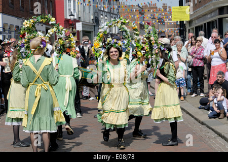 Il vescovo di Gundulf Morris effettuando al Festival spazia, Rochester, Kent, 5 maggio 2014. Foto Stock