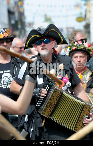 Il Gong spugnette maniaco Morris effettuando al Festival spazia, Rochester, Kent, 5 maggio 2014. Foto Stock