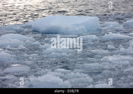 Insolente mare la formazione di ghiaccio sul bordo di mare aperto chiusura invernale in Antartide Foto Stock