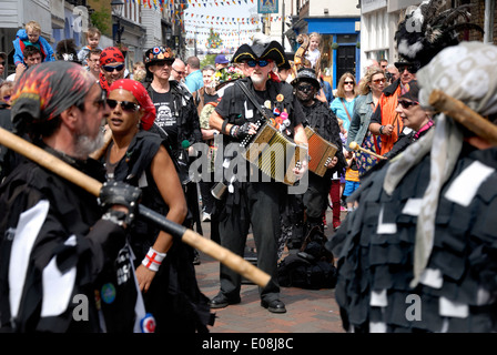 Il Gong spugnette maniaco Morris effettuando al Festival spazia, Rochester, Kent, 5 maggio 2014. Foto Stock