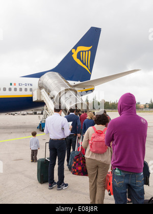 I passeggeri di salire a bordo di un volo Ryanair, Bologna, Italia Foto Stock