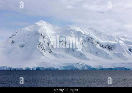 Paesaggi innevati di anvers isola montuosa e canale neumayer Antartide Foto Stock