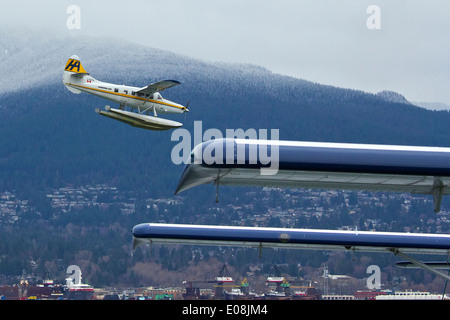 Porto aria idrovolanti idrovolanti sull approccio finale al porto. Vancouver, Canada. Foto Stock