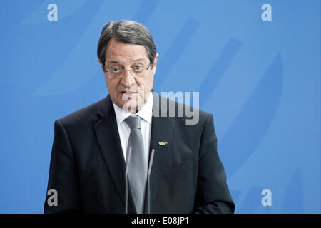 Berlino, Germania. 06 Maggio, 2014. Nikos Anastasiadis, presidente della repubblica di Cipro e il Cancelliere tedesco Angela Merkel a dare una conferenza stampa congiunta dopo la riunione presso la cancelleria tedesca a Berlino. / Immagine: Nikos Anastasiadis, presidente della repubblica di Cipro a credito: Reynaldo Chaib Paganelli/Alamy Live News Foto Stock