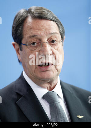 Berlino, Germania. 06 Maggio, 2014. Nikos Anastasiadis, presidente della repubblica di Cipro e il Cancelliere tedesco Angela Merkel a dare una conferenza stampa congiunta dopo la riunione presso la cancelleria tedesca a Berlino. / Immagine: Nikos Anastasiadis, presidente della repubblica di Cipro a credito: Reynaldo Chaib Paganelli/Alamy Live News Foto Stock