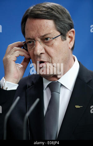 Berlino, Germania. 06 Maggio, 2014. Nikos Anastasiadis, presidente della repubblica di Cipro e il Cancelliere tedesco Angela Merkel a dare una conferenza stampa congiunta dopo la riunione presso la cancelleria tedesca a Berlino. / Immagine: Nikos Anastasiadis, presidente della repubblica di Cipro a credito: Reynaldo Chaib Paganelli/Alamy Live News Foto Stock