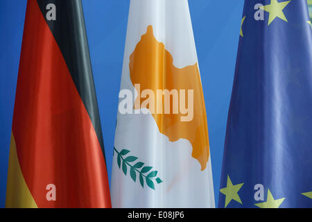 Berlino, Germania, 06 maggio, 2014. Nikos Anastasiadis, presidente della repubblica di Cipro e il Cancelliere tedesco Angela Merkel a dare una conferenza stampa congiunta dopo la riunione presso la cancelleria tedesca a Berlino. Nella foto il flag da Germania, Cipro, e UE. Credito: Reynaldo Chaib Paganelli/Alamy Live News Foto Stock