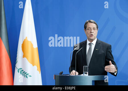 Berlino, Germania. 06 Maggio, 2014. Nikos Anastasiadis, presidente della repubblica di Cipro e il Cancelliere tedesco Angela Merkel a dare una conferenza stampa congiunta dopo la riunione presso la cancelleria tedesca a Berlino. / Immagine: Nikos Anastasiadis, presidente della repubblica di Cipro a credito: Reynaldo Chaib Paganelli/Alamy Live News Foto Stock