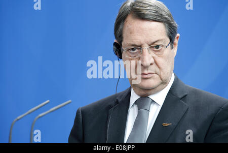 Berlino, Germania. 06 Maggio, 2014. Nikos Anastasiadis, presidente della repubblica di Cipro e il Cancelliere tedesco Angela Merkel a dare una conferenza stampa congiunta dopo la riunione presso la cancelleria tedesca a Berlino. / Immagine: Nikos Anastasiadis, presidente della repubblica di Cipro a credito: Reynaldo Chaib Paganelli/Alamy Live News Foto Stock