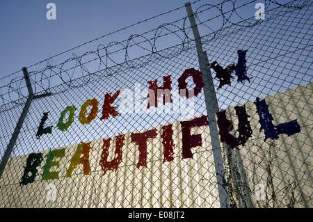 Berlino, Germania. 26th Jan, 2013. La frase inglese "Guarda come bello", fatta di corde di colore diverso, è stata attaccata ad una recinzione di filo spinato nell'ex aeroporto Tempelhof di Berlino, Germania, 26 gennaio 2013. Fotoarchiv für Zeitgeschichte - NO WIRE SERVICE/dpa/Alamy Live News Foto Stock