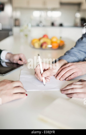 Immagine ritagliata di imprenditore firma il contratto alla scrivania in ufficio Foto Stock