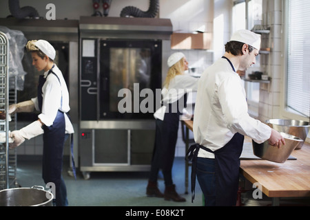 Fornai che lavorano in cucina a forno Foto Stock