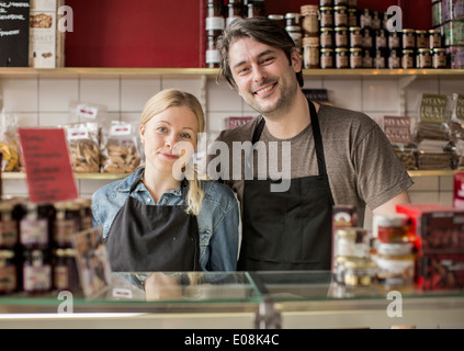 Ritratto di lavoratore sorridente in piedi nel supermercato Foto Stock