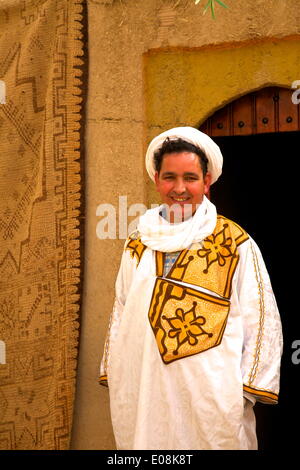 Berber l uomo in costume berbero, Merzouga, Marocco, Africa Settentrionale, Africa Foto Stock