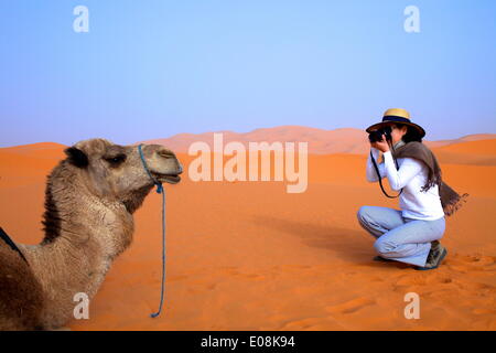Turista nel deserto scattare fotografie, Merzouga, Marocco, Africa Settentrionale, Africa Foto Stock