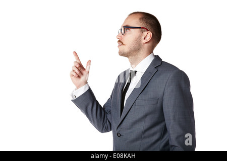 Giovane uomo puntando il dito. Isolato su bianco. Foto Stock