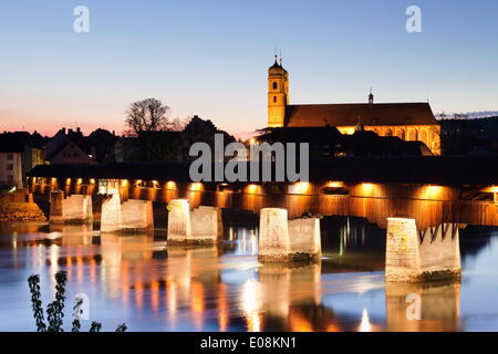 Storico ponte di legno e la cattedrale (Fridolinsmunster), Bad Sackingen, Foresta Nera, Baden Wurttemberg, Germania, Europa Foto Stock