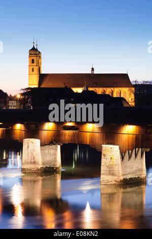 Storico ponte di legno e la cattedrale (Fridolinsmunster), Bad Sackingen, Foresta Nera, Baden Wurttemberg, Germania, Europa Foto Stock