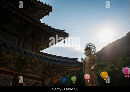 Golden retroilluminato statua di Maitreya, Beopjusa tempio complesso, Corea del Sud, Asia Foto Stock