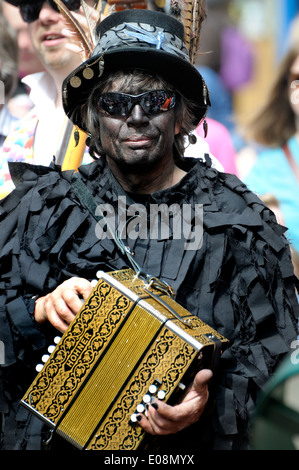 Il Gong spugnette maniaco Morris effettuando al Festival spazia, Rochester, Kent, 5 maggio 2014. Il fisarmonicista Foto Stock