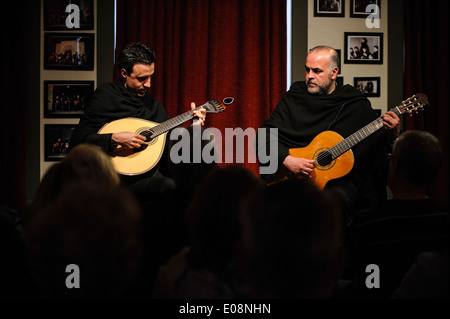 I musicisti suonano durante una performance Fado in Portogallo Foto Stock