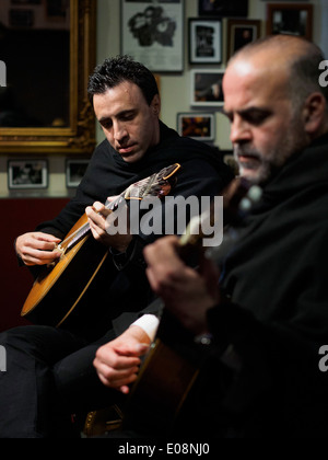 I musicisti suonano durante una performance Fado in Portogallo Foto Stock
