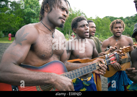 Locali di South Seas isolani string band, Tanna, Vanuatu, Sud Pacifico Foto Stock