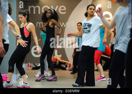 Classe Zumba presso la palestra Foto Stock