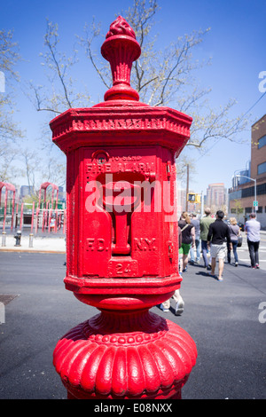 Un vecchio "pull-maniglia stile' allarme incendio casella chiamata a Greenpoint di Brooklyn a New York Foto Stock